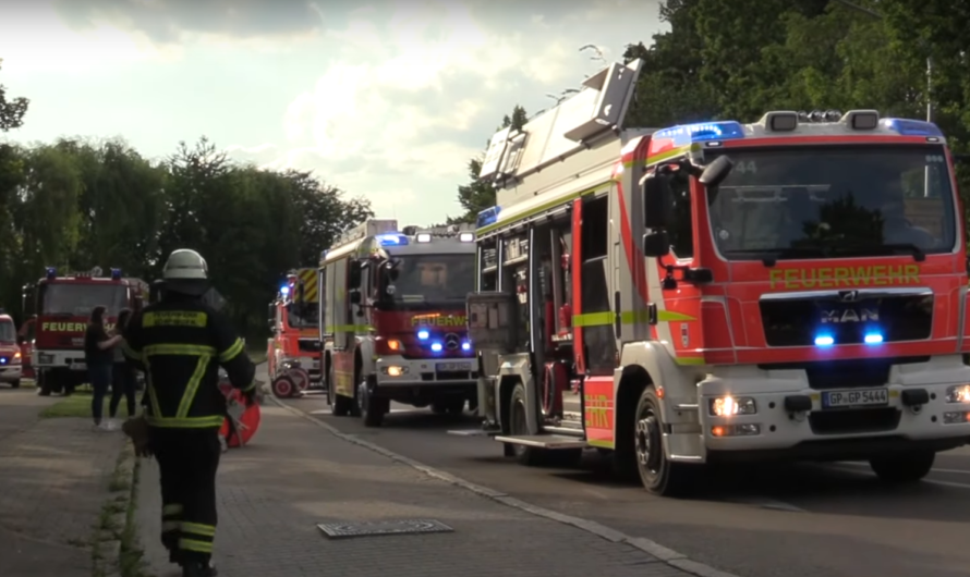 + GÖPPINGEN: BMW STÜRZT IN BACH + [Feuerwehr & Rettungsdienst retten Verletzte aus dem Bachbett]