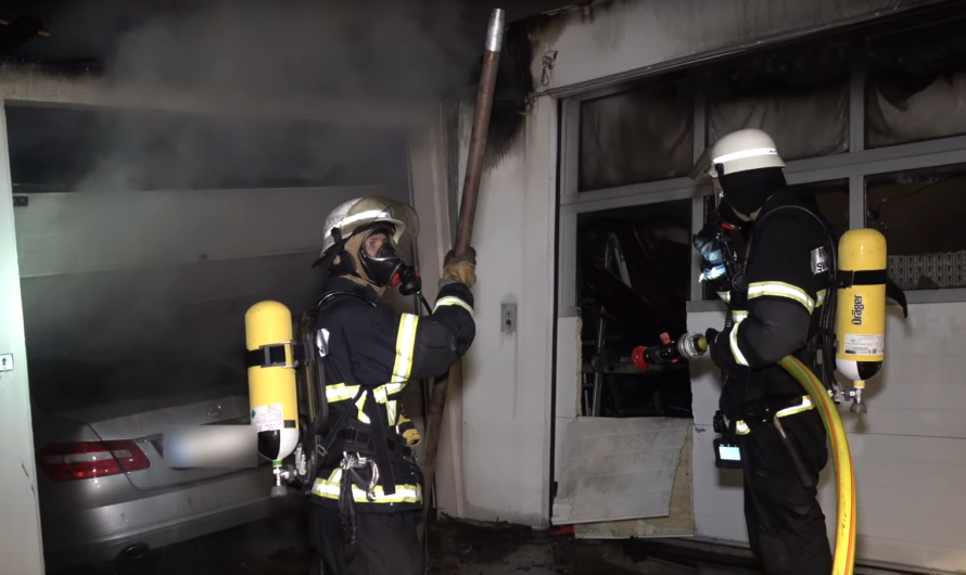[Archivdoku] SINDELFINGEN: GROSSEINSATZ beim GARAGENBRAND – Feuerwehr kann Wohnhaus halten… [E]