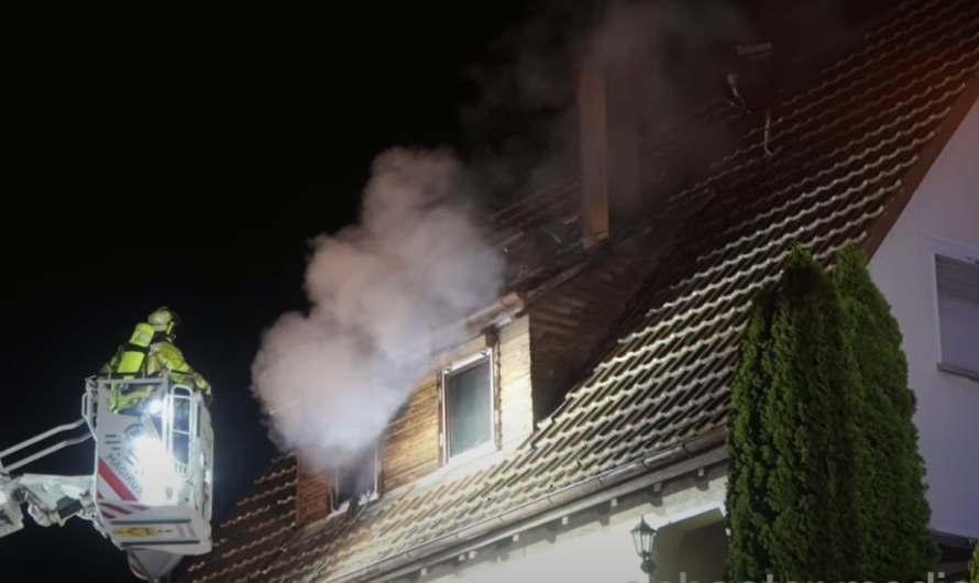 DACHSTUHLBRAND neben FEUERWEHR ð HAUS – ð¥ BRAND 4 ð¥ in Nürtingen (Neckarhausen)