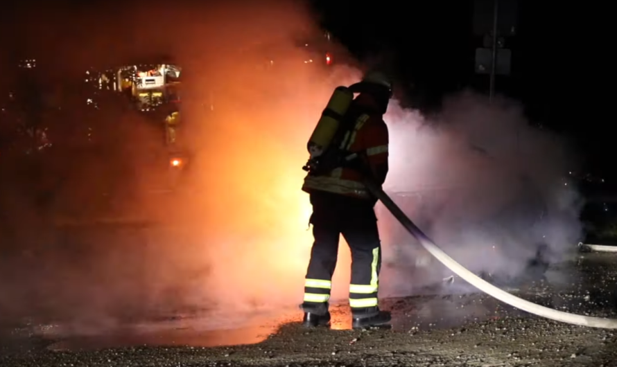 [PKW BRENNT LICHTERLOH ð¥] FEUERWEHR ð WINNENDEN LÖSCHT AUTO – (Brandstiftung + Zeugenaufruf) [E