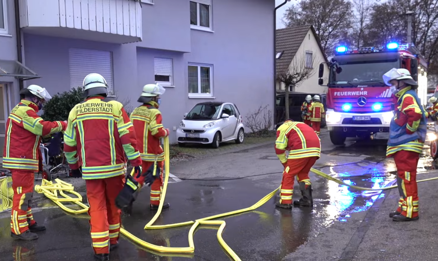 [KÜCHENBRAND an HL. ABEND] ð Feuerwehr Filderstadt löscht den Brand zügig ab – [E]