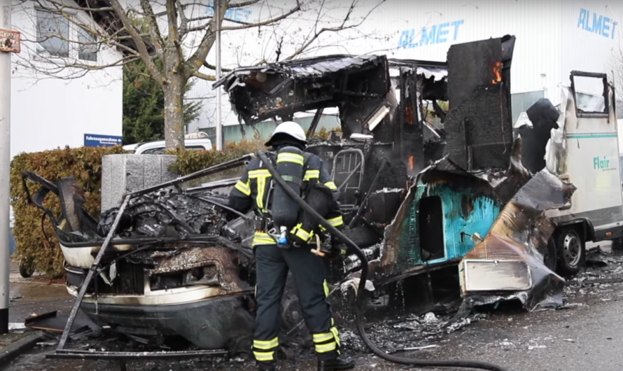 + WOHNMOBIL AUSGEBRANNT + [Gasflaschen werden gesichert] ð Feuerwehr Waiblingen löscht den Brand [E]