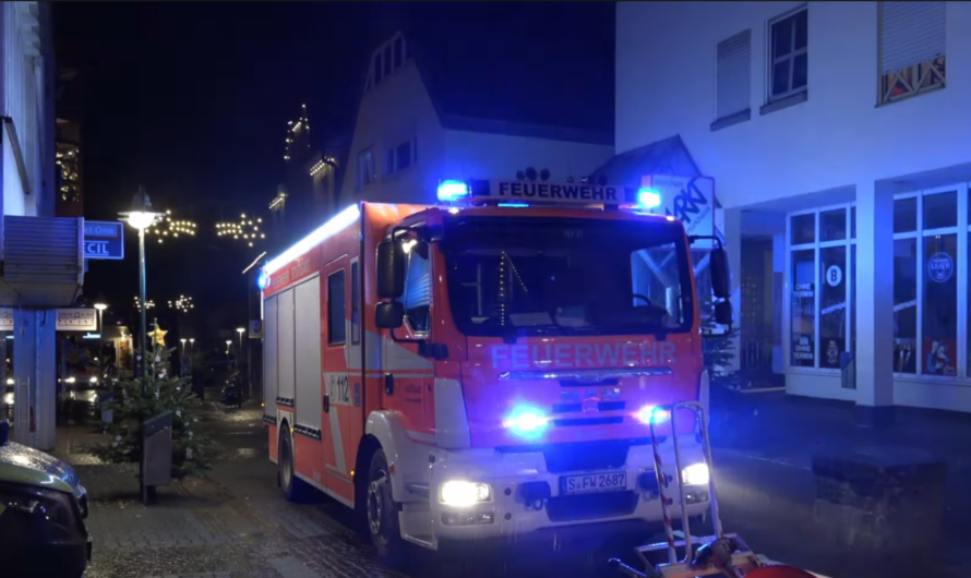 [2. ALARM ð] – RAUCHENTWICKLUNG aus LICHTSCHACHT an Wohn- & Geschäftsgebäude in Stuttgart.