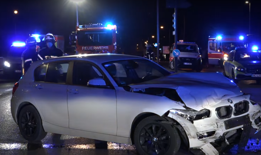 Stuttgart: ▶️ Wer hatte grün❓[5 Verletzte bei Crash auf Otto-Konz-Brücken] ðð Feuerwehr & Notärzte
