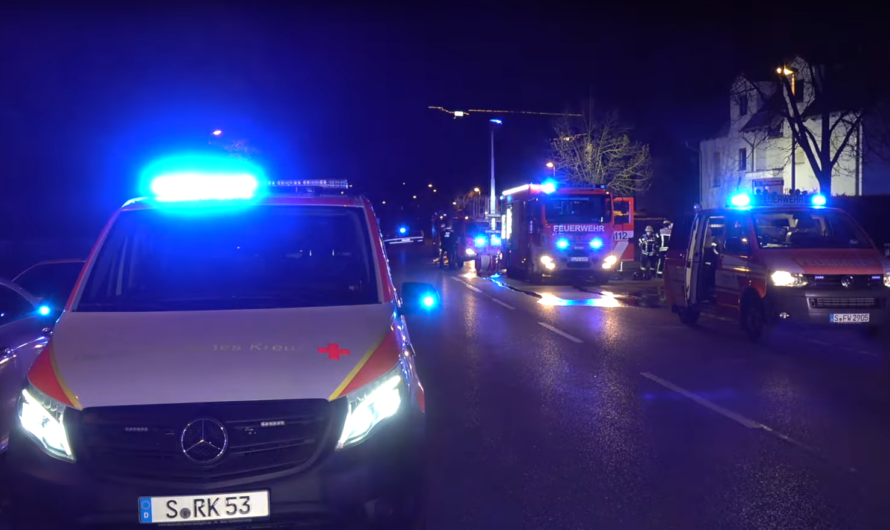 ð Feuerwehr Stuttgart rettet Bewohner aus Rauch | Nachbarn rufen Feuerwehr an ▶️ Kein Rauchmelder