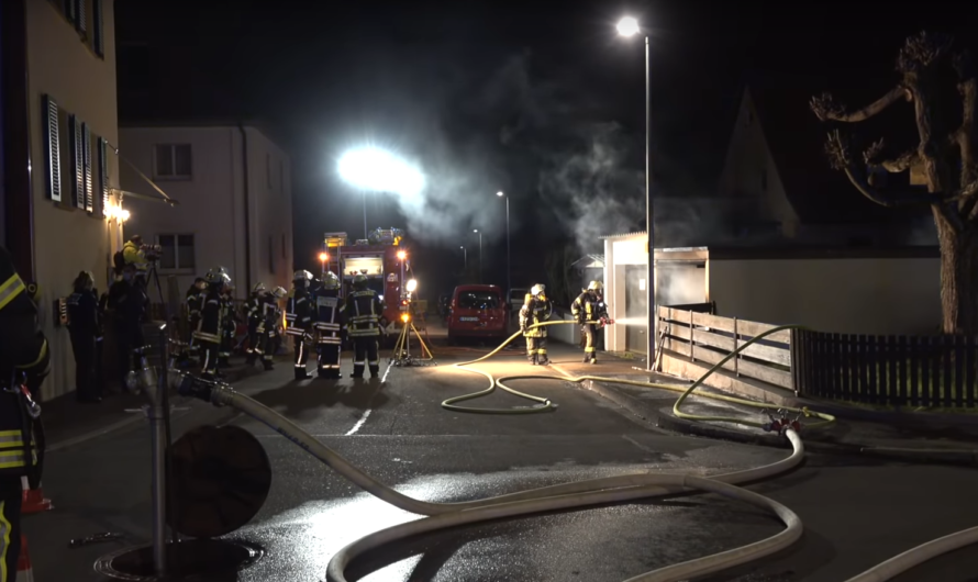 ▶️ Brennendes Elektroauto BMW i3 ◀️ ð Feuerwehr Schorndorf löscht anhaltende Flammen ð¥ in Garage ð