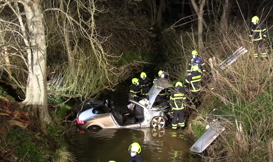 [Audi schanzt in Bach – alkoholisierte Fahrerin eingeklemmt] ð Rettung Feuerwehr Rechberghausen & GP