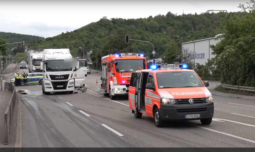 LKW reißt ð¦ Ampel auf Verkehrsinsel um – Kraftstoff läuft aus ð Umwelteinsatz Feuerwehr Stuttgart