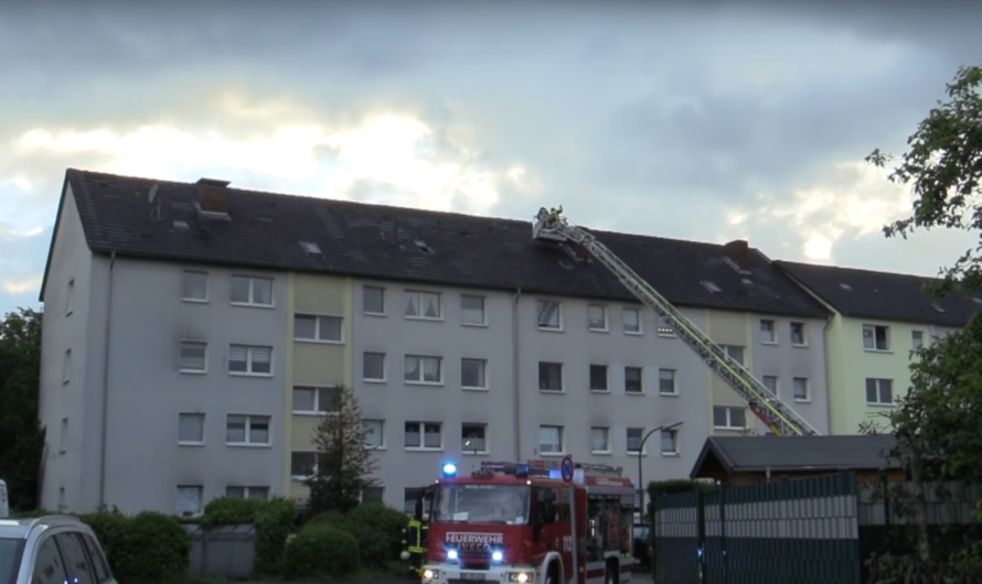 ⚡️ Blitzeinschlag sprengt Kamin ⚡️ ð Feuerwehr Recklinghausen mit Drehleiter & Sicherungsarbeiten