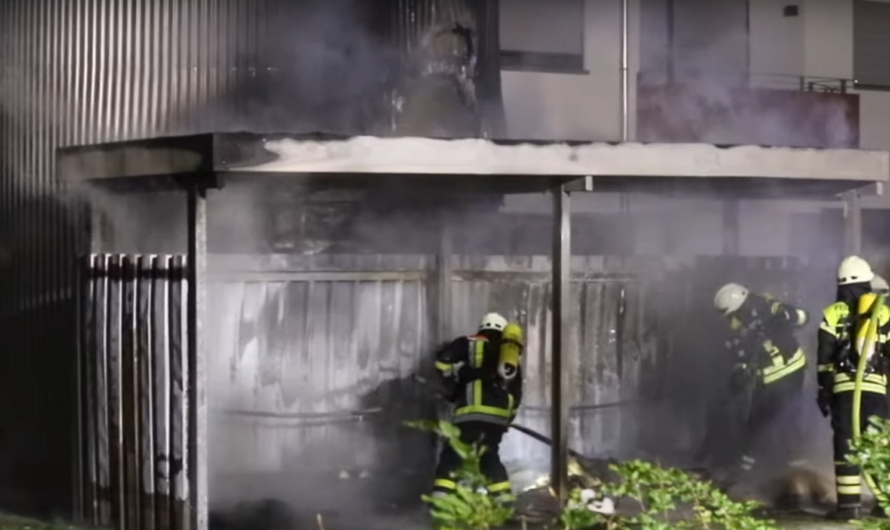 Brandstiftung in Weinstadt |ð¥ Abfallunterstand brennt & greift auf Fassade über | ð Feuerwehr löscht