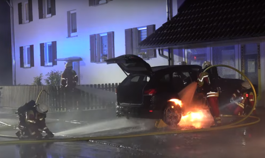 ⏩ ð¥ Hybrid brennt über 2h ð¥ 5 Rohre ballern Wasser auf BMW ð Feuerwehr Denkendorf + Werkfeuerwehr ð
