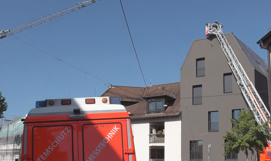 ð¥ Balkonverkleidung von Dachterrasse fängt Feuer ð¥ Einsatz in Stuttgarter Wohngebiet ðð¨[Archivdoku]