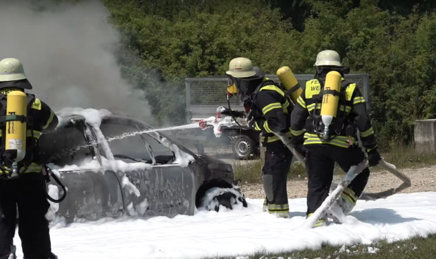 ð Feuerwehr Weinstadt löscht brennenden PKW ð¥ [Mit Schaum wird das Fahrzeug endgültig gelöscht]