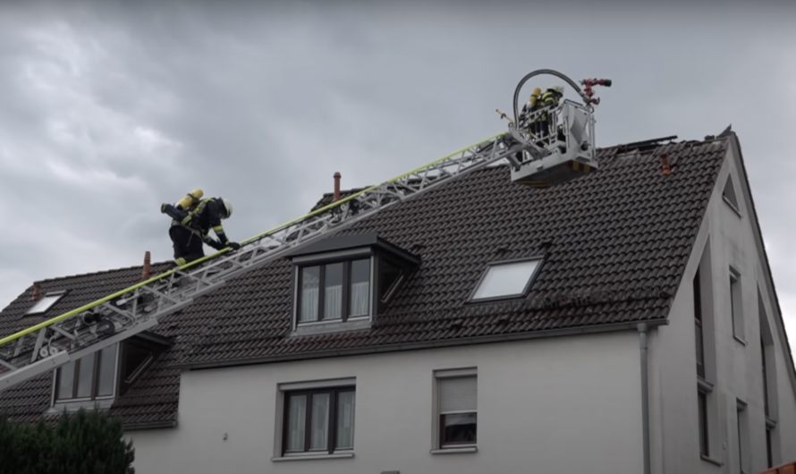 ⚡️ Blitzeinschlag verursacht Dachstuhlbrand ð¥ – ð Feuerwehr Weinstadt im Brandeinsatz ð
