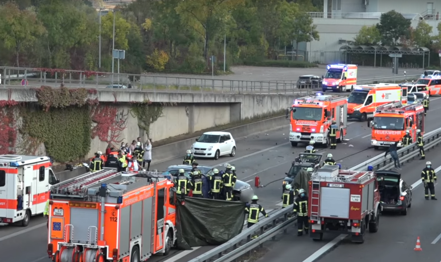 ð¡ PKW stürzt auf B10 ðð Feuerwehren & Rettungsdienste aus 2 Landkreisen ðð (Esslingen + Stuttgart)