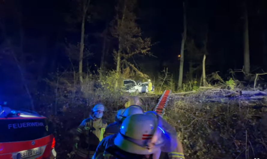 ð SUV stürzt in Wald ð Anspruchsvolle Rettung ð Feuerwehr Esslingen ð Löschfahrzeug bleibt stecken