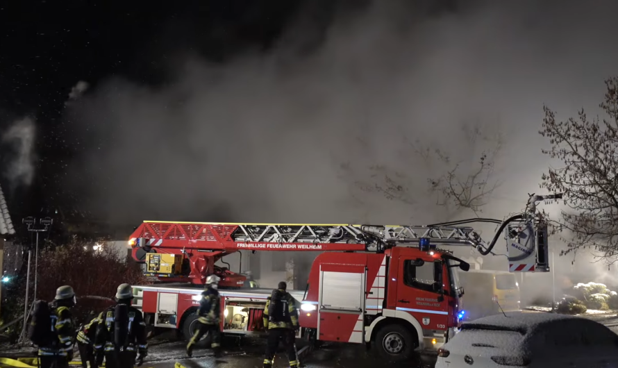 ð¥ð¥ Flammen schlagen aus Dach beim Brand in Weilheim/Teck ð¥ð¥ | ð Drehleiter im Einsatz ð