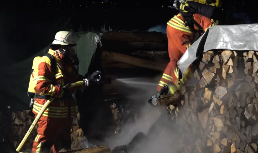 🚒 Zetros TLF beim Brand 🔥 Feuerwehr Filderstadt löscht brennenden Holzstapel 🚒 Brandstiftung
