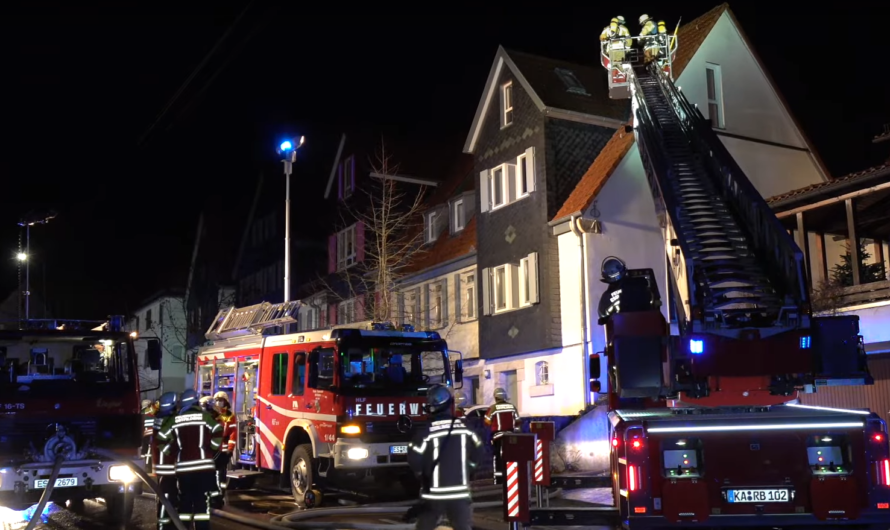 ð¥ Brand im Dach von Altbau ð 2 Drehleitern im Einsatz ð Feuerwehr Ostfildern & Esslingen