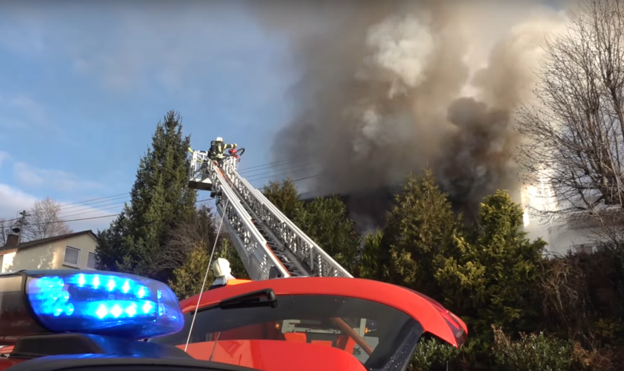 ð¥ð¥ Flammen schlagen aus Wohnhaus ð¥ð¥ Gebäudevollbrand in Winnenden ð Feuerwehr mit Löscharbeiten ð