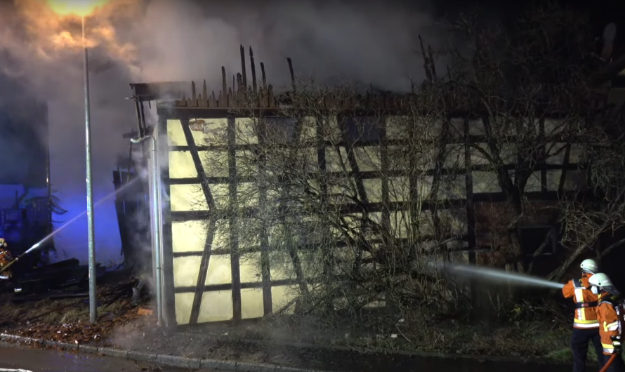 Feuer droht auf Wohnhaus überzugreifen – Vollbrand einer Scheune – Löscharbeiten in Vellberg