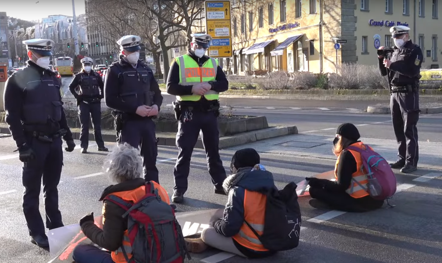 ⛔️ B27: Blockadeaktion von 3 Klimaaktivisten in Stuttgart ⛔️ | ð®‍♂️ Polizei trägt Aktivisten weg ð