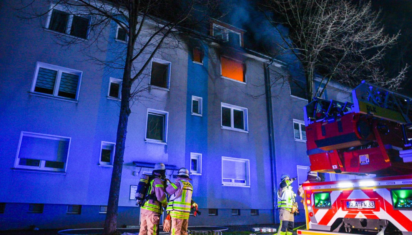 Flammen schlagen aus Fenster in Mehrfamilienhaus