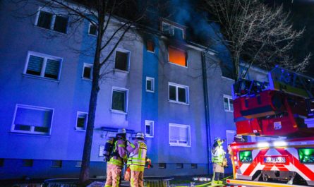 Flammen schlagen aus Fenster in Mehrfamilienhaus