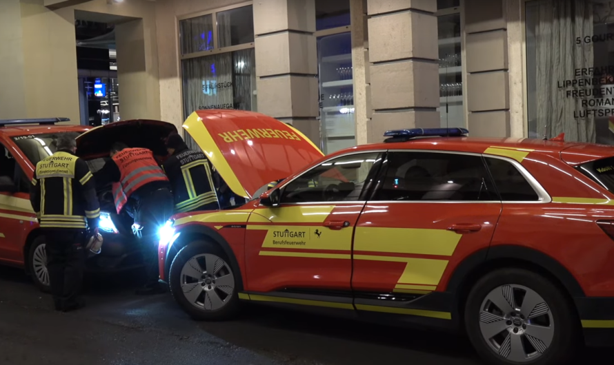 ð Audi e-tron leer ð Batterie von Elektrofahrzeug der Feuerwehr Stuttgart versagt im Einsatz ð