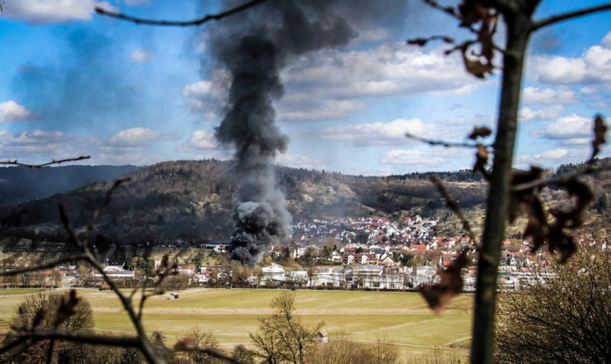 ð¥ Werkhalle in Vollbrand – Rauchsäule über Miedelsbach ð¥ | ð  Feuerwehr bekämpft Großbrand ð