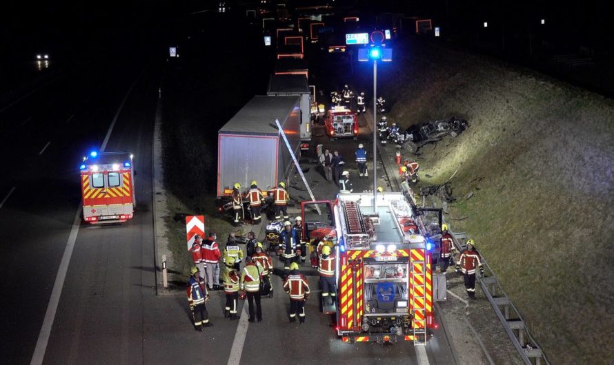 ❌ A8: Horror Crash – BMW total zerfetzt ❌ Fahrer auf Rücksitzbank eingeklemmt ð Personenrettung