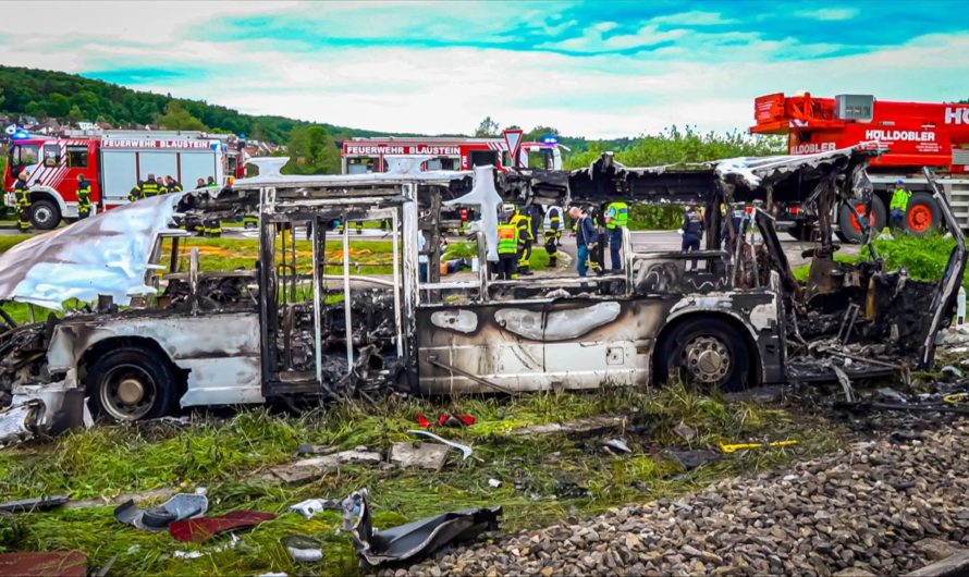 ❌ Zugdrama ➖ Zug rammt Linienbus ❌  Bus brennt aus  ð  Etliche Verletzte | Unfassbarer Unglücksfall