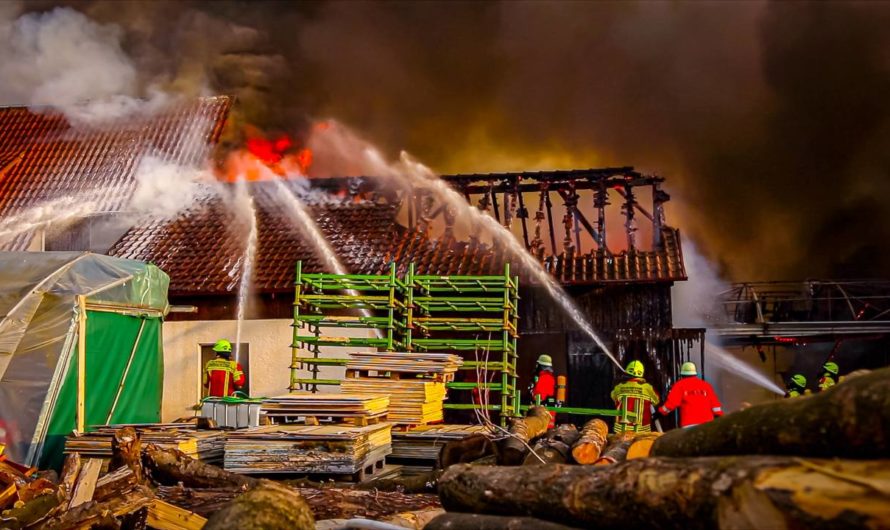 ð¥ Großbrand in ehemaliger Gärtnerei ð¥ | ð  Anbau an Wohnhaus & 6 Gewächshäuser brennen ab ð