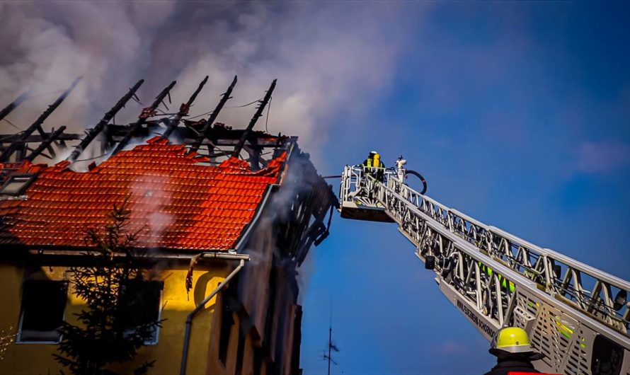ð¥ Tödlicher Gebäudebrand (Großbrand) ð¥ | ð Bewohner retten sich mit Fenstersprung aus dem Haus ð (Videodoku vom 29.03.2019)