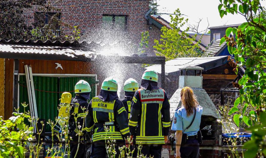 ð¥ Feuer in Kleingartensiedlung ð¥ | ð Feuerwehr löscht den Brand ð¨‍ð  Tanklöschfahrzeug im Einsatz (Videodoku vom 19.06.2022)