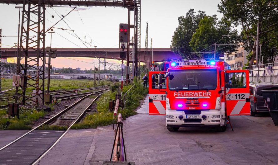 ð Feuerwehr muss an Bahnschranke länger warten ð | ð¥ Brand auf dem Gleisfeld an mehreren Stellen ð¥ (Videodoku vom 06.07.2022)