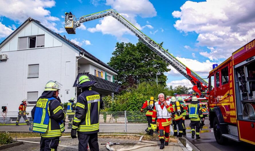 ð¥  Solardach brennt – Flammen auf Dach  ð¥ | ð  Löscharbeiten mit Herausforderungen für Feuerwehr ð (Videodoku vom 27.07.2022)