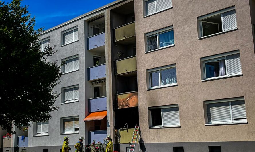 ð¨ð¥  Heftiger Wohnungsbrand mit 4 Verletzten  ð¥ð¨ | Feuer greift auf 2. Etage über
