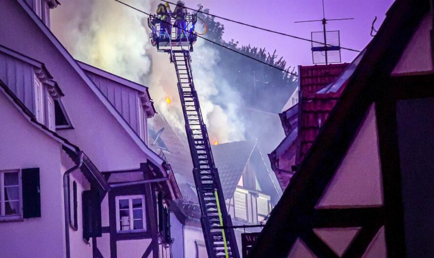 ð¥  Flammen in der Altstadt  ð¥ | ð  Feuerwehr Esslingen schützt historische Beutauvorstadt  ð