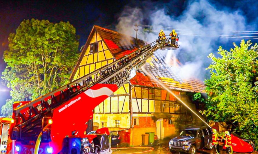 ð¥  Flammen im Fachwerkhaus  ð¥ | ð  Großeinsatz für die Feuerwehr Ostfildern  ð – Löscharbeiten