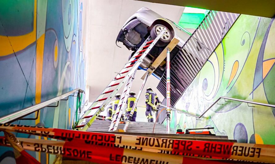 ð´  Holy shit!  – Wie geht das?  ð´  Audi droht Abzustürzen  ð  Rettung des Fahrers aus PKW  ð (Videodoku vom 27.09.2022)