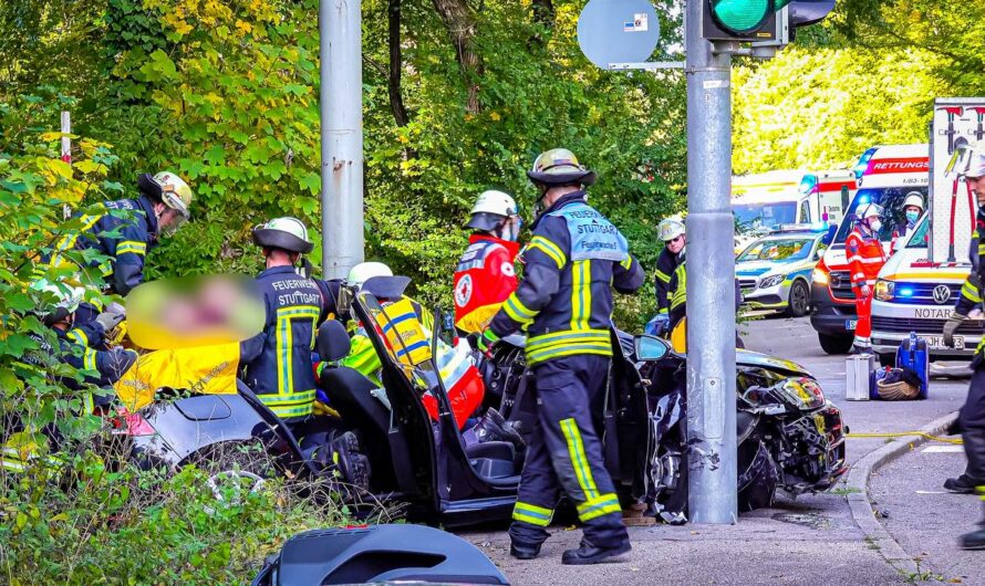 ð  Feuerwehr befreit Rentnerin aus VW Golf  ð | ð  Schonende Rettung  ð |  + Rettungsdienst (Videodoku vom 05.10.2022)