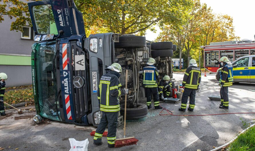 ð  Müllwagen zu schnell = umgekippt und gegen Auto gekracht  ð | ð  Feuerwehr im Einsatz  ð
