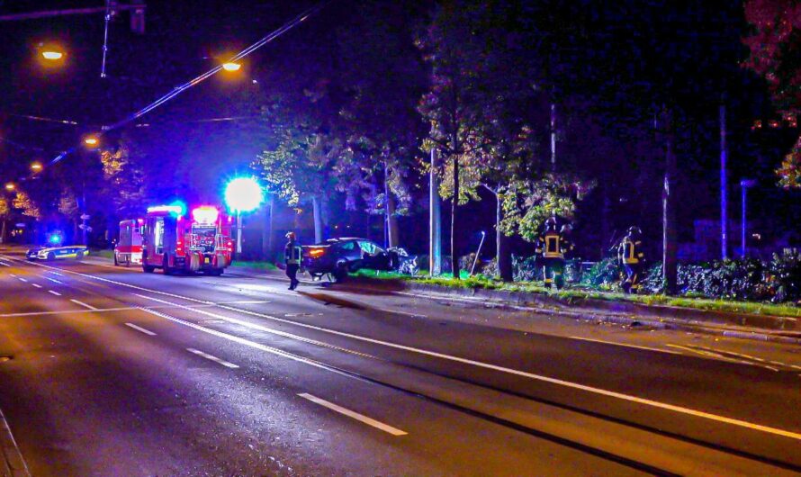 ⭕️  Rasercrash – BMW ist Schrott  ⭕️  |  ð ð  Rettungskräfte versorgen Verletzten und leuchten aus