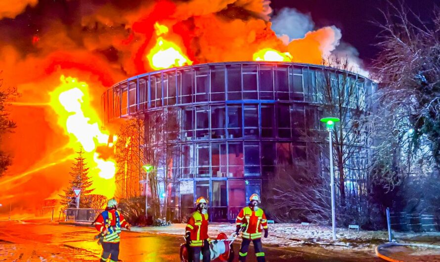 ð¥ð¥  Großdoku Megafeuer  ð¥ð¥ | Wind & Öl sorgen für massive Flammen | 4 verletzte Feuerwehrleute 