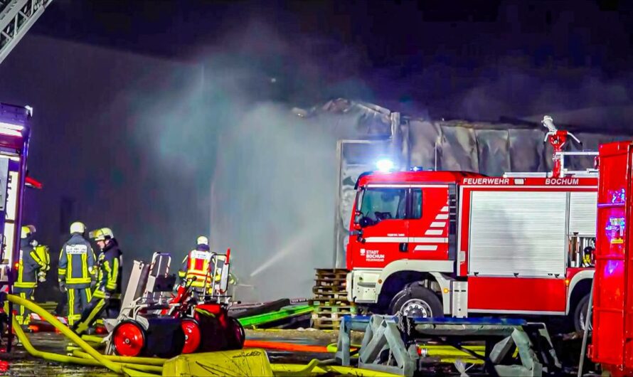 ð¥  Lagerhallenbrand  ð¥ | ð  Feuerwehr Bochum im Großeinsatz  ð | Löscharbeiten