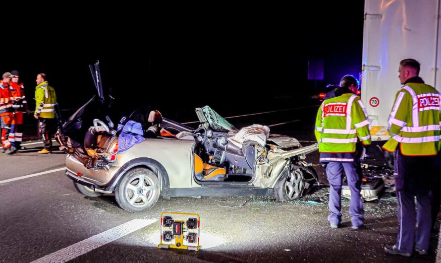 ð´  Tragischer tödlicher Unfall  ð´ | ð  BMW-Mini kracht unter LKW  ð | Jugendspieler tot