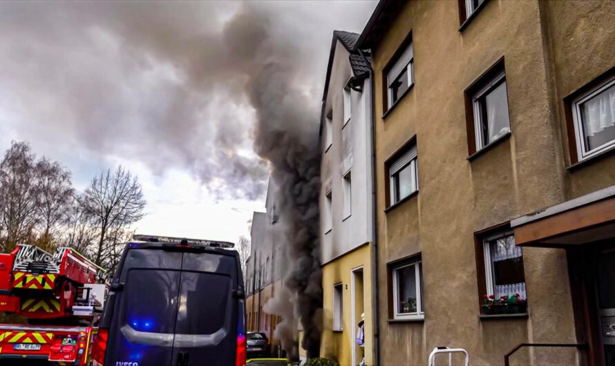 ð¥  Massiver Kellerbrand  ð¥ | ð  Schwarze Rauchsäule aus Gebäude  ð | Hunde gerettet