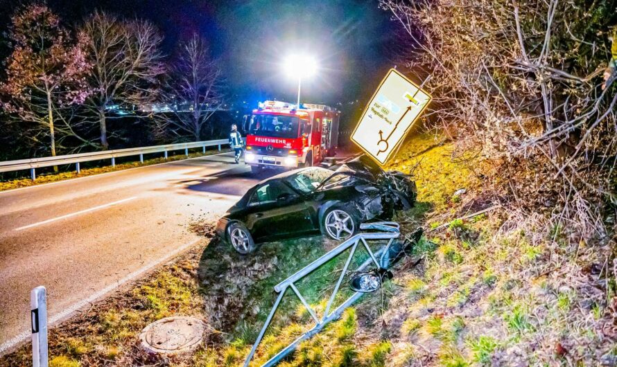 ð Crash mit Porsche = Totalschaden  ð | ð  Feuerwehr leuchtet Unfallstelle aus  ð