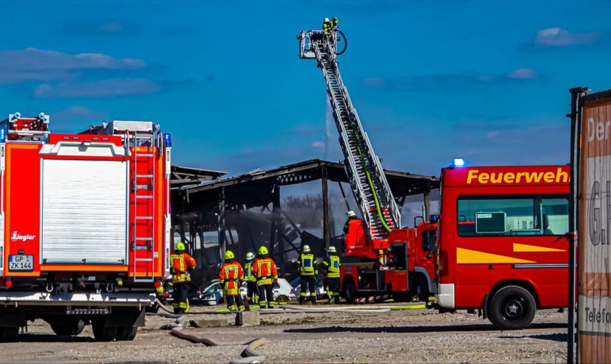 ð¥  Großbrand – offene Lagerhalle in Brand  ð¥ | ð¥  Feuerwehr rettet Person aus Feuer  ð